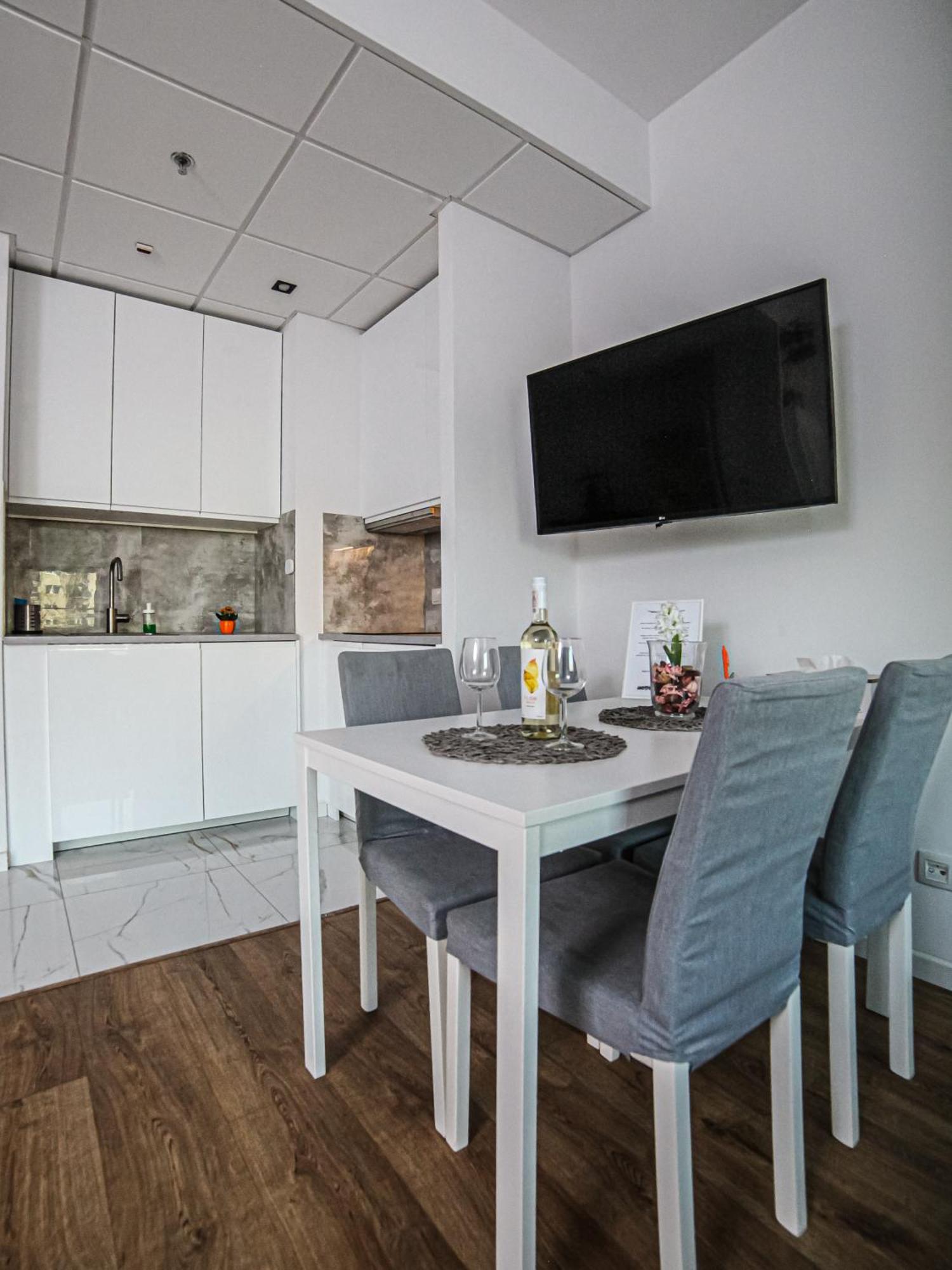 Big City Life Apartments - Bliska Wola Tower A Varşova Dış mekan fotoğraf