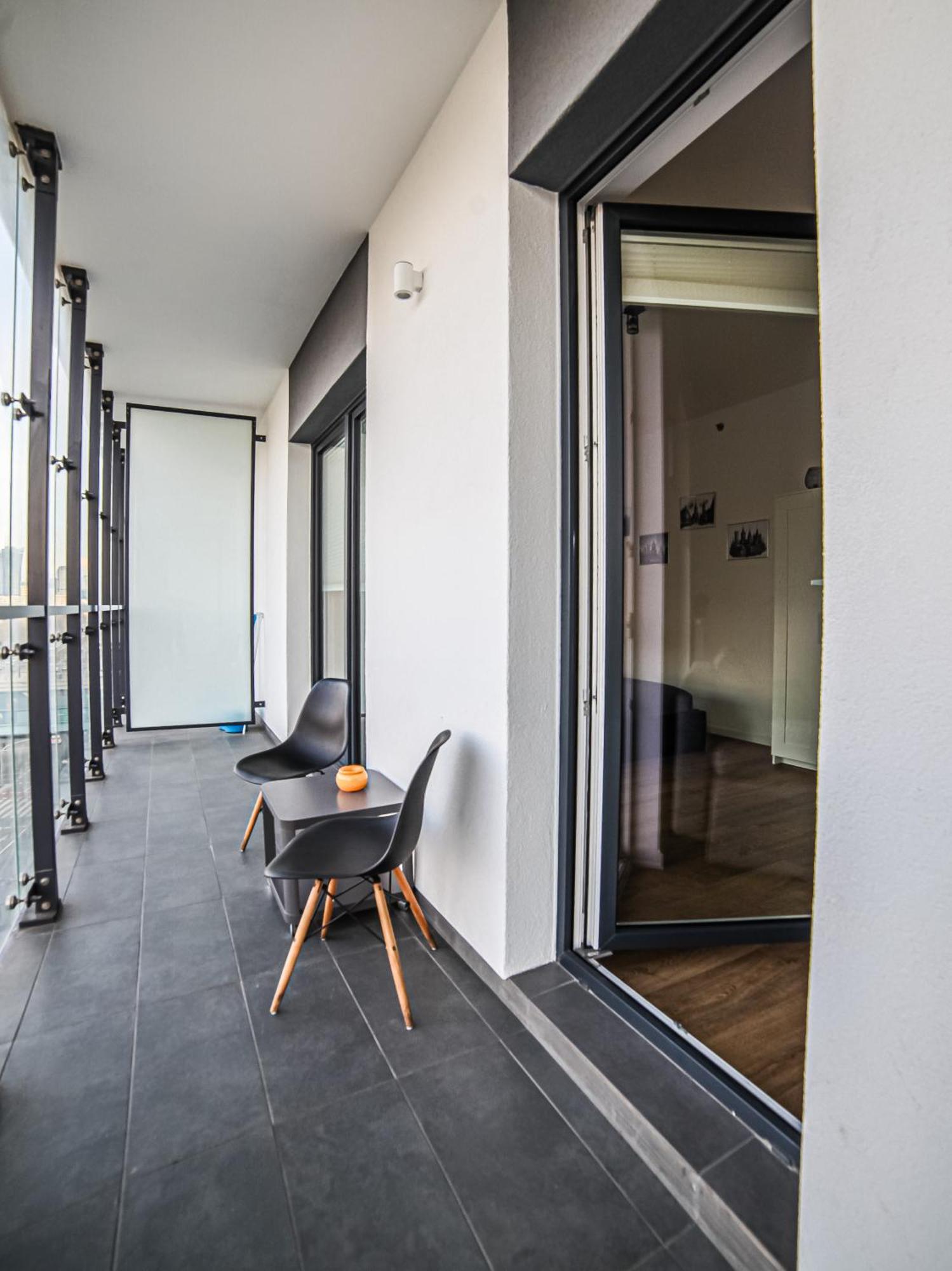 Big City Life Apartments - Bliska Wola Tower A Varşova Dış mekan fotoğraf